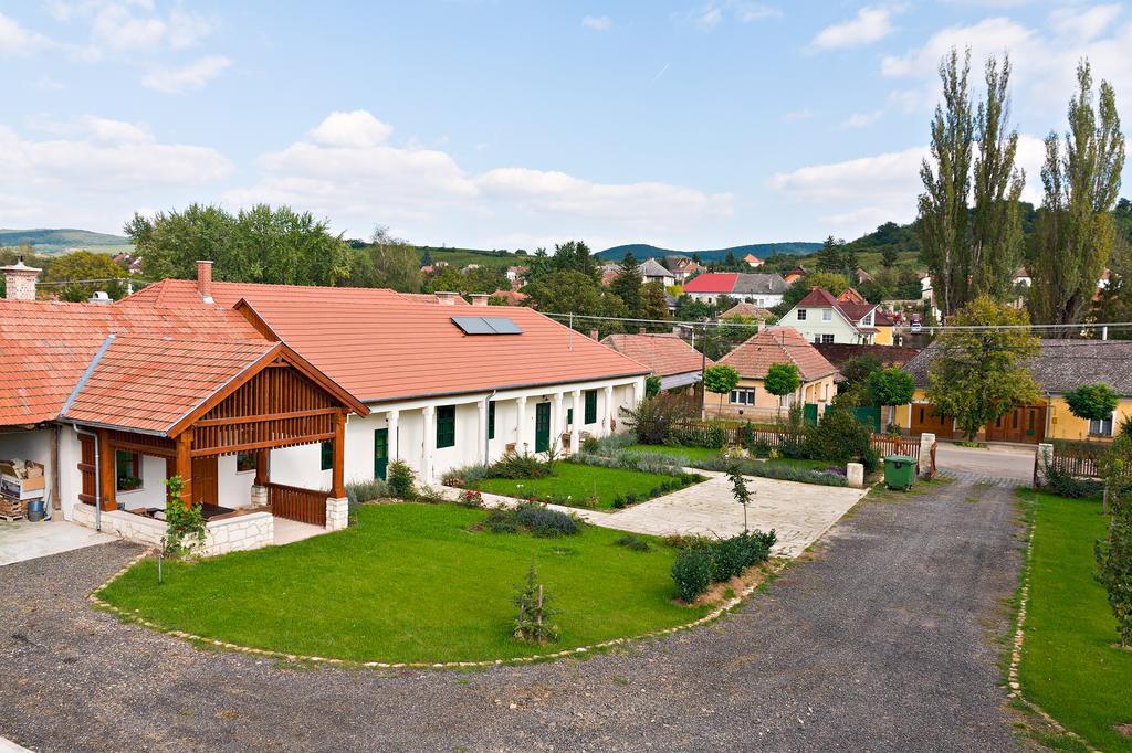 Barta Pince Vendeghaz Mad Hotel Екстериор снимка